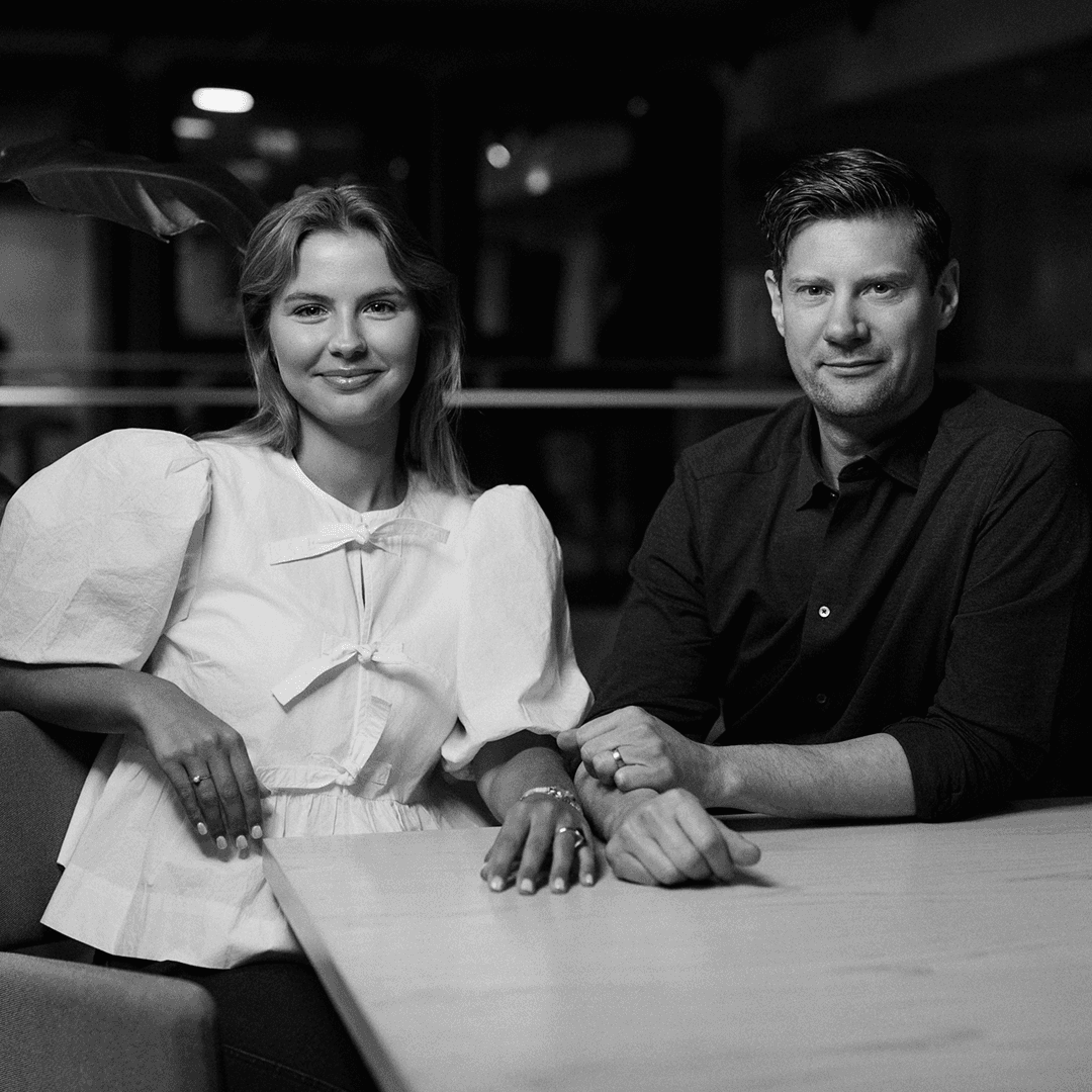 En man och en kvinna sitter vid ett bord.