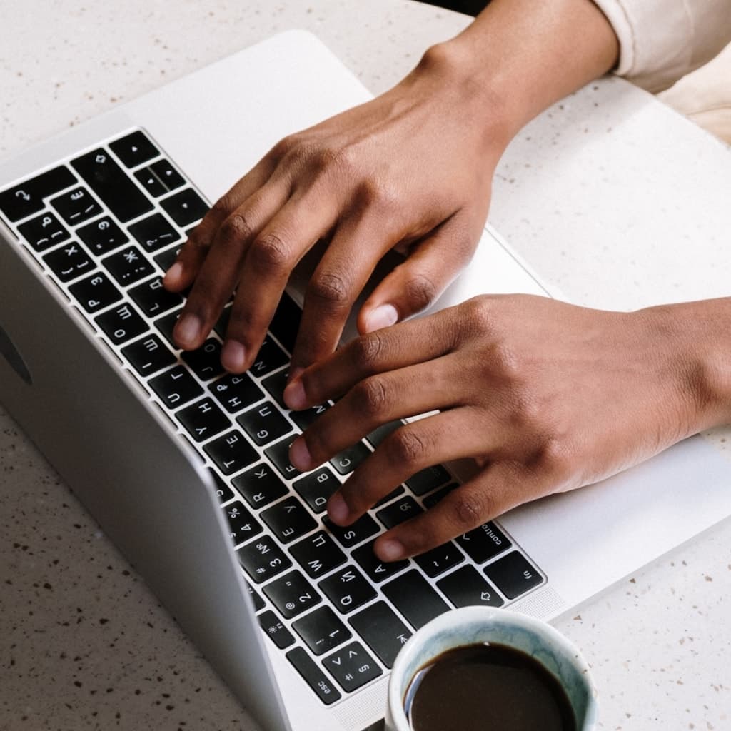 Händer som skriver på en laptop