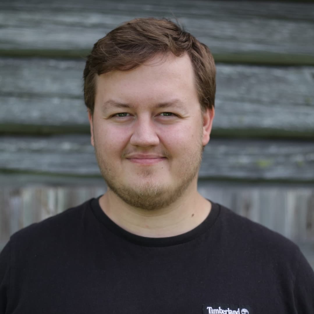 Albin tittar kisade in mot kameran bakom en grå bakgrund.