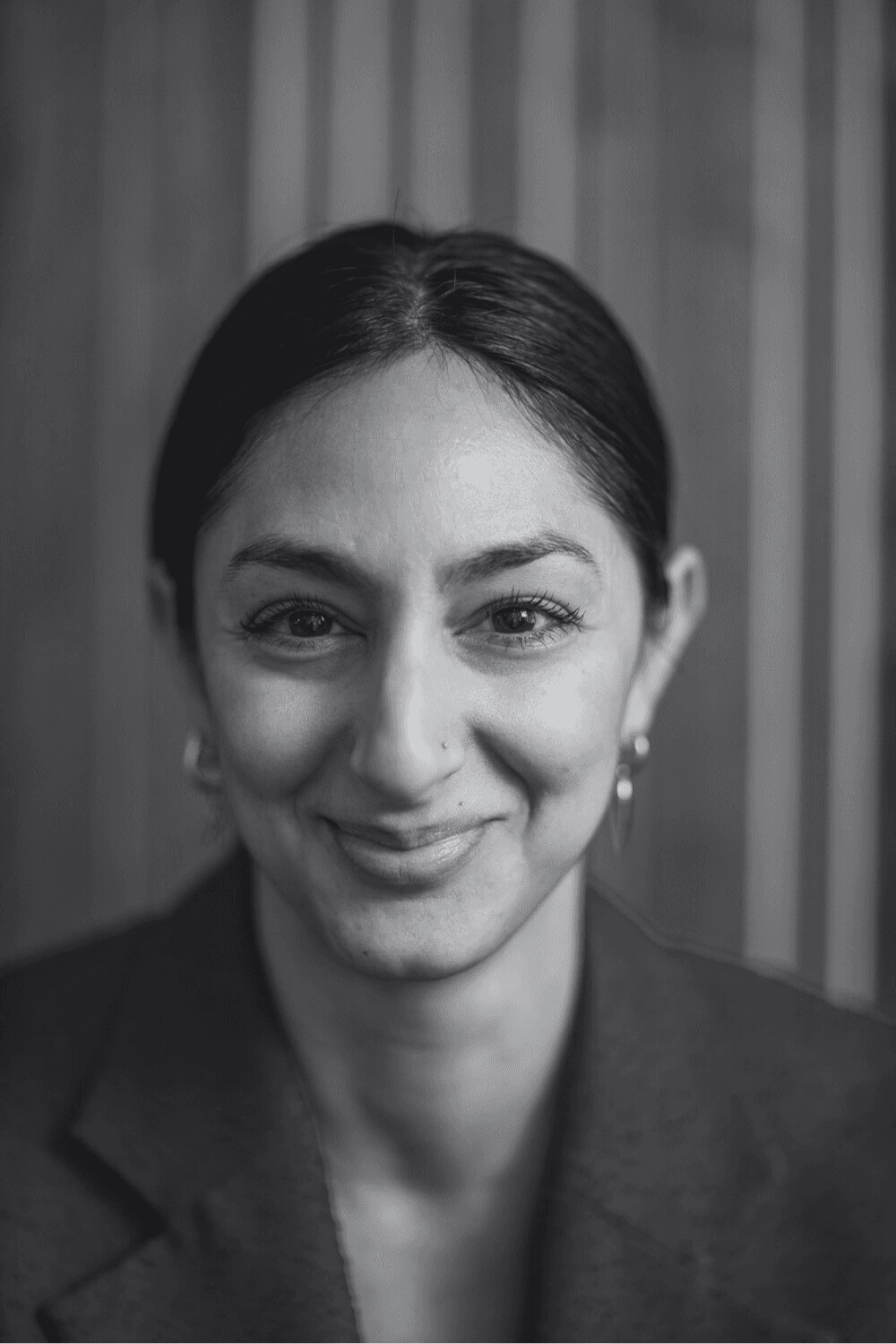Seher Yilmaz tittar in i kameran för porträttbild.