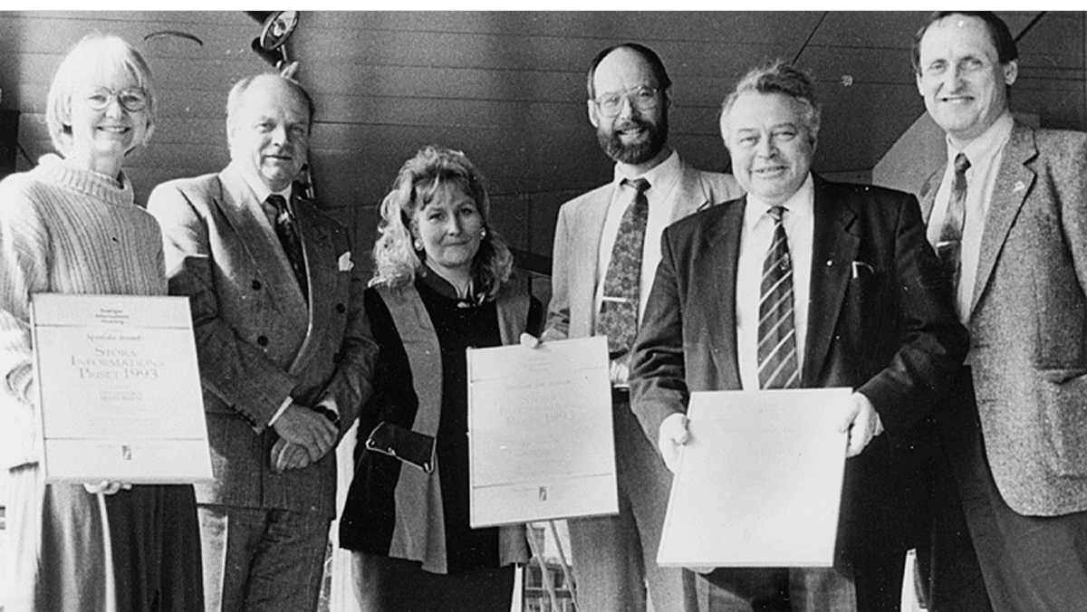 Svartvitt bild från arkivet. Fem personer som vann Stora Kommunikationspriset 1991.