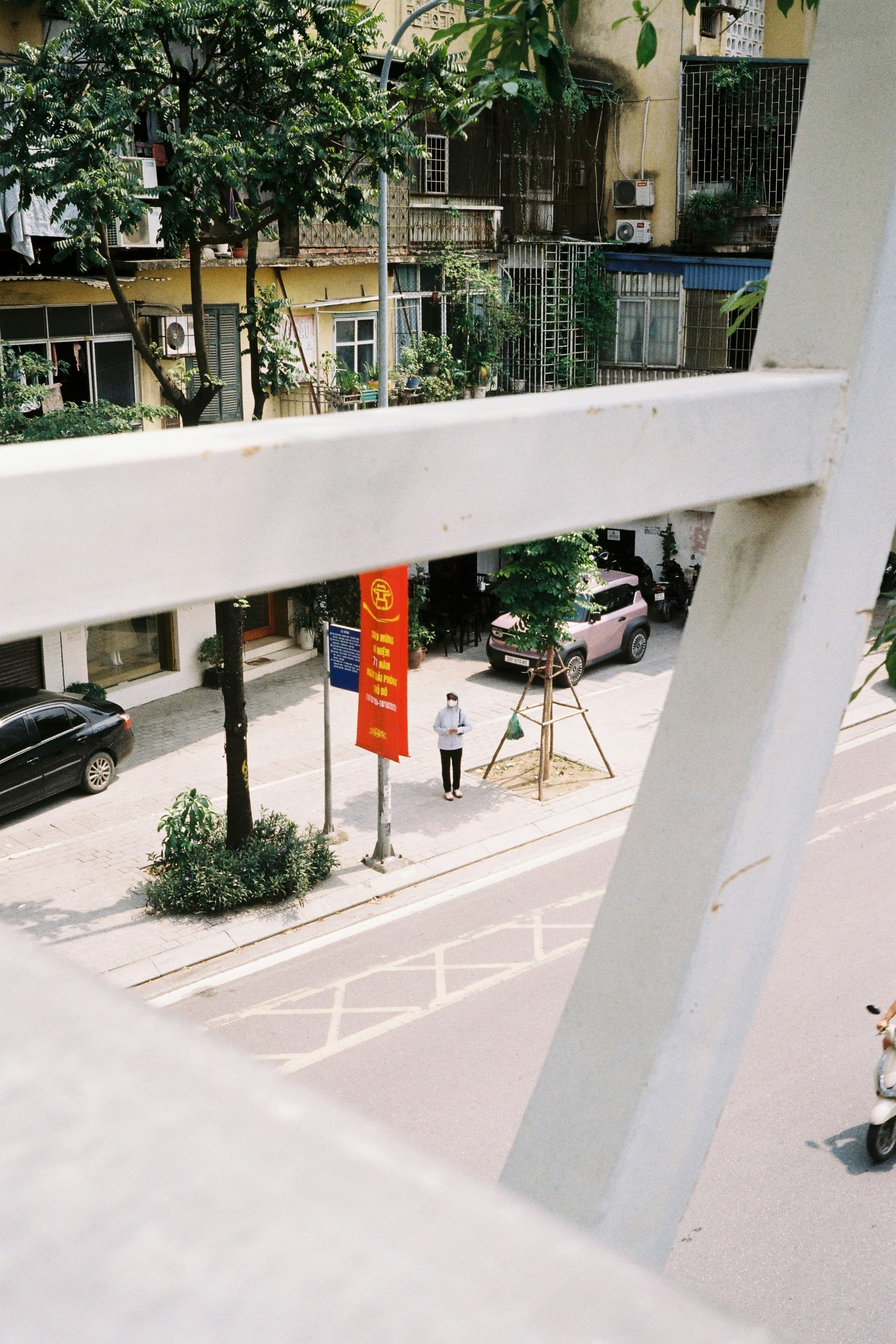 Bild tagen uppifrån. Person, gator och bilar visas nedanför.