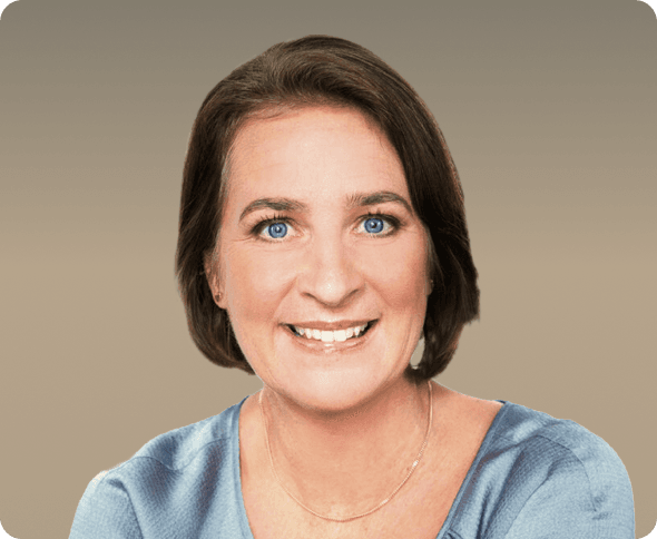 Kvinna som kortklippt brunt hår, ler mot kameran.