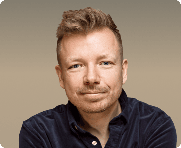 Man med kortklippt hår och mustasch.