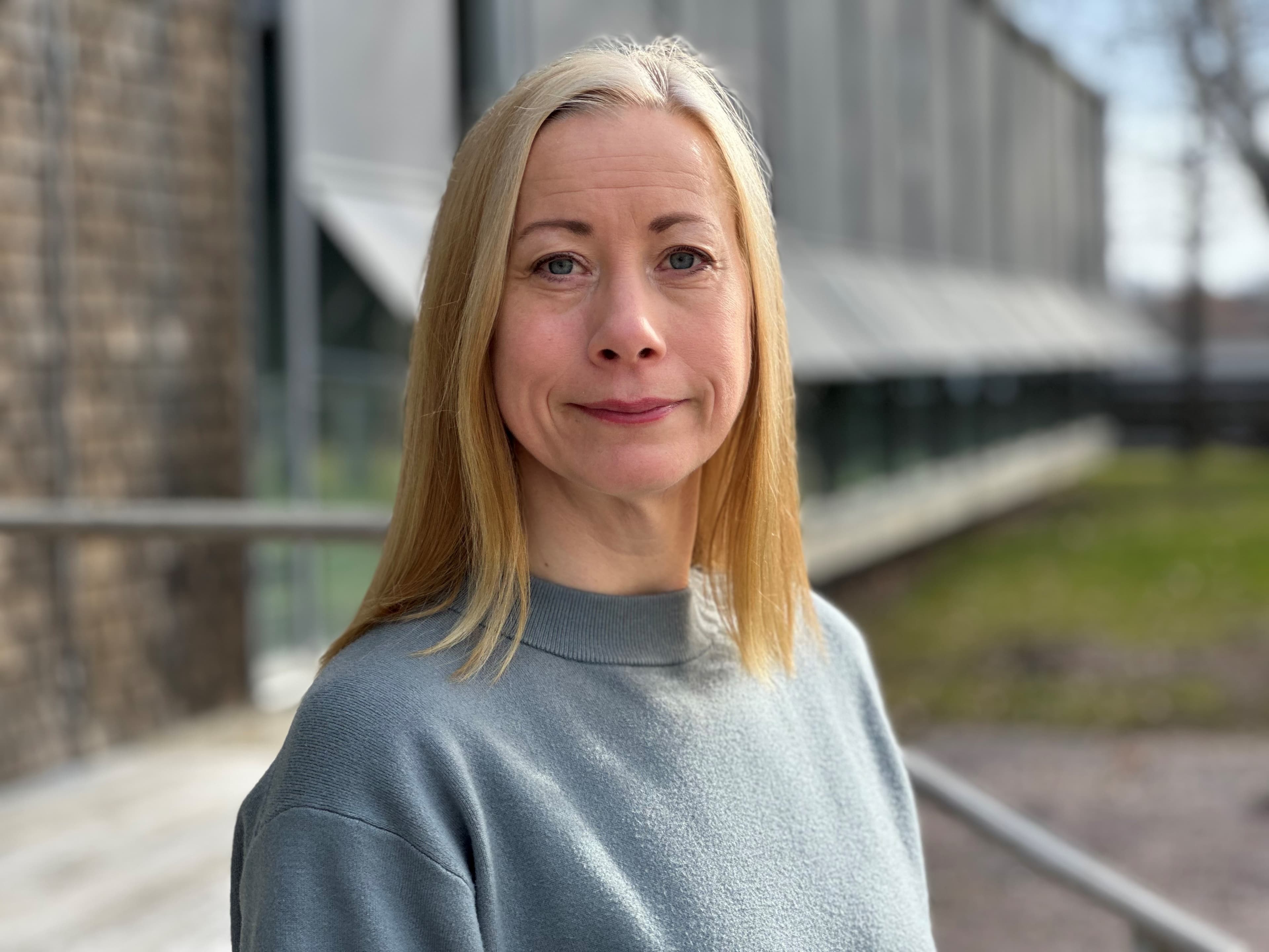 Medelålders vit kvinna med axellångt hår