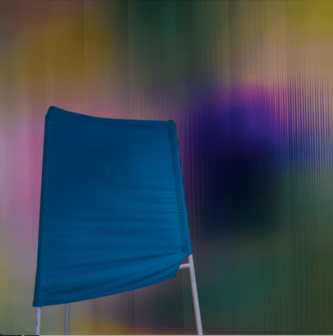 Blått röstningsbås mot gulbrun bakgrund