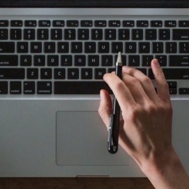 En person som skriver på en laptop.